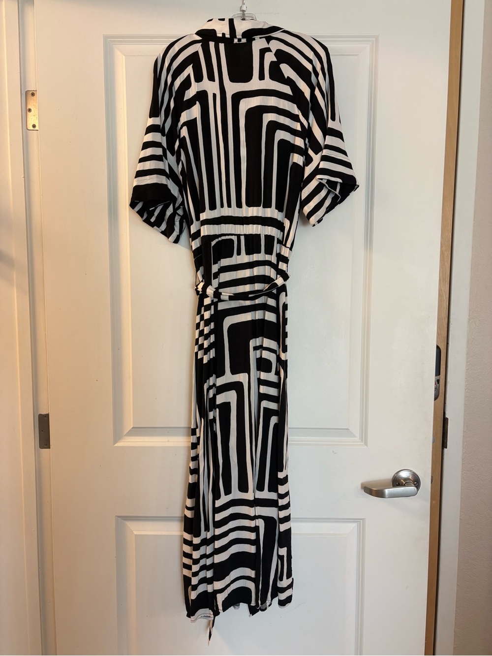 H&M Black & White Geometric Maxi Shirt Dress with Tie Waist - Picture 4 of 4